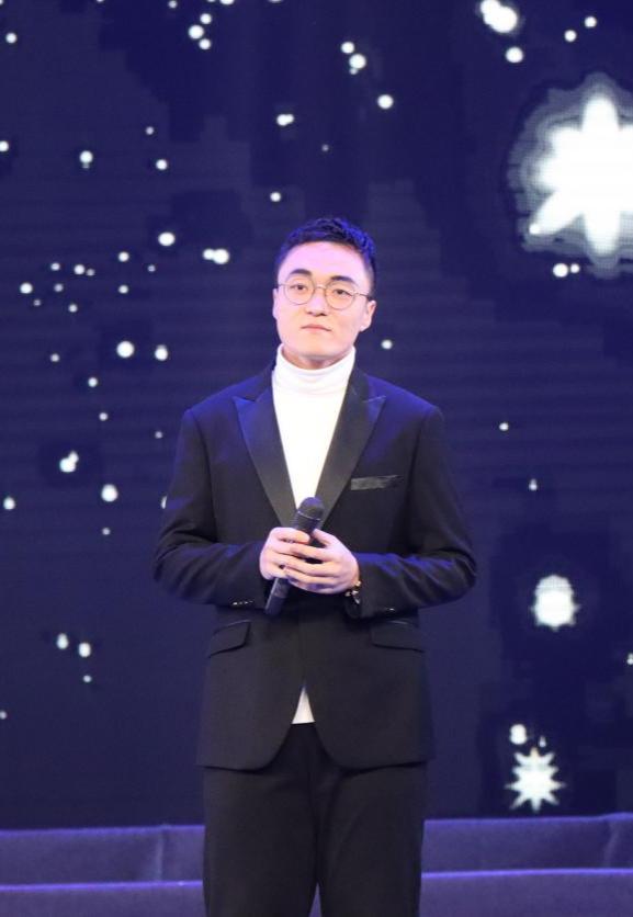 百變舞臺間的文化擺渡人——記黨總支副書記張詩雨的演出經紀新篇章